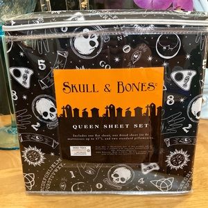 Queen Size Skull and Bone 4Pc Sheet Set. NIP